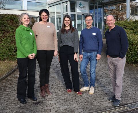 Sie freuen sich über das Zusammenkommen des Innovationsprojekts zur Verbesserung der logopädischen Therapie im Hegau-Jugendwerk (v.l.n.r.): Logopädin Christina Möhrle, Nicole Franken, Leiterin der Abteilung Logopädie, Lara Buttler, Produkt Management & Vertrieb Cognishine, Marcus Kaiser, Leitung Therapeutischen Dienste, und George Frey, Geschäftsführer Cognishine Deutschland. Bild: Andrea Jagode